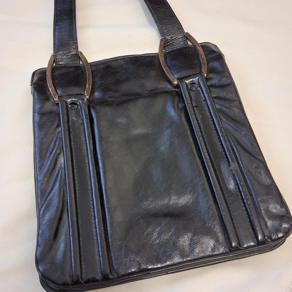 Vintage 60s/70s black patent leather Bon Gout shoulder bag w/red leather lining
